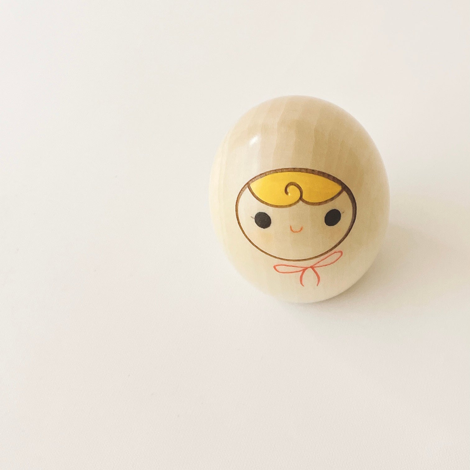 usaburo-kokeshi-heso-no-oire-ruban-rouge-bo-te-cordon-7-cm image 4