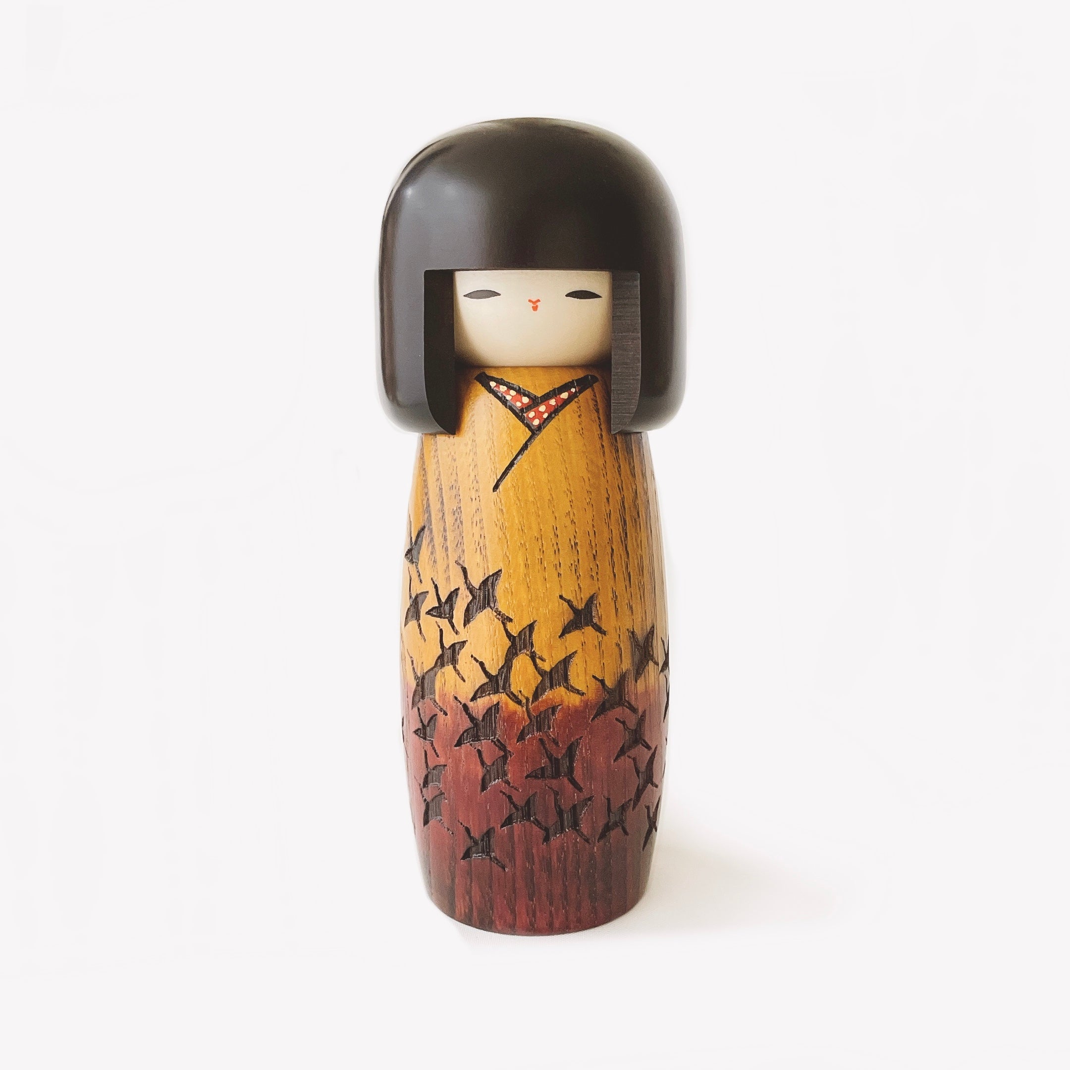 usaburo-kokeshi-tsuru-no-mai-kokeshi-grue-dansante-coucher-de-soleil-19-cm image 1