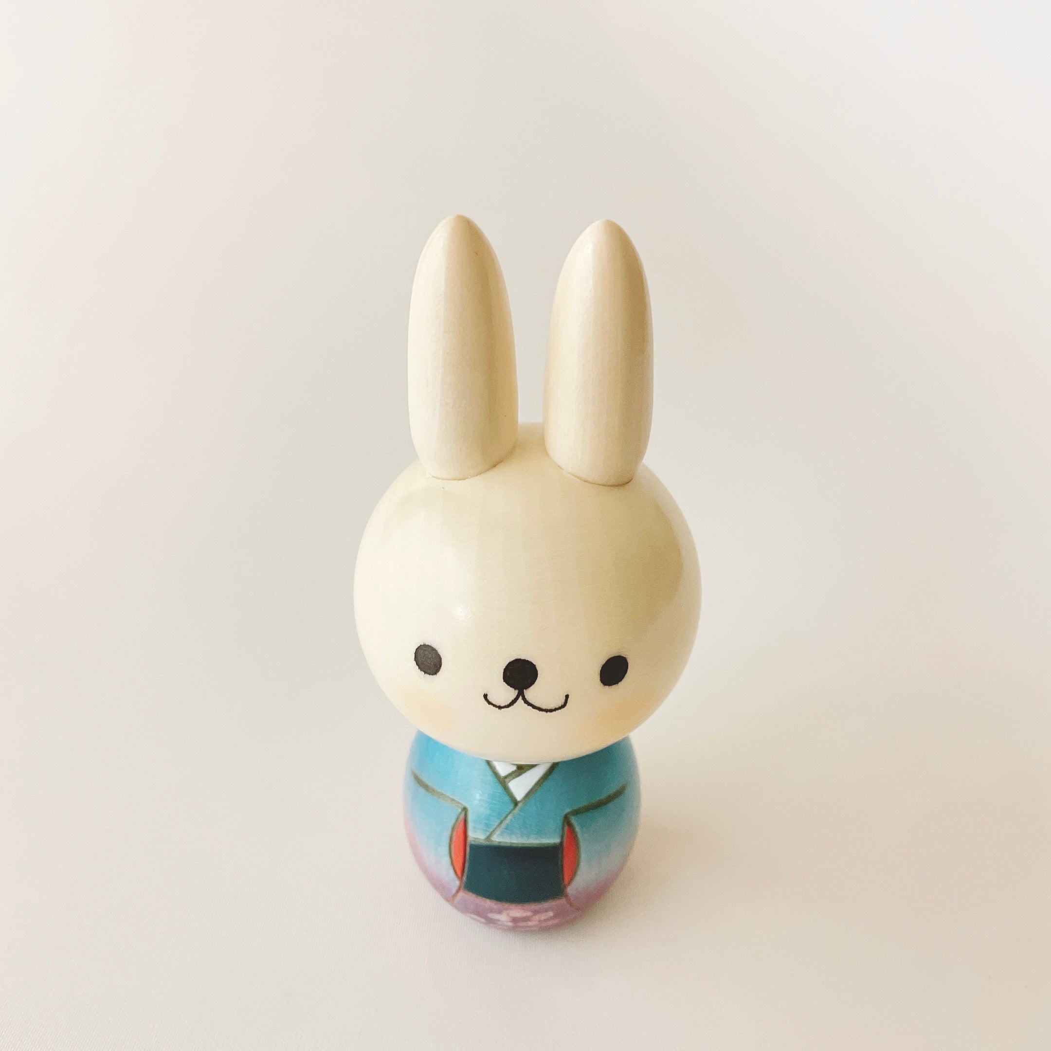 usaburo-kokeshi-usa-chan-lapin-bleu-figurine-artisanale image 5