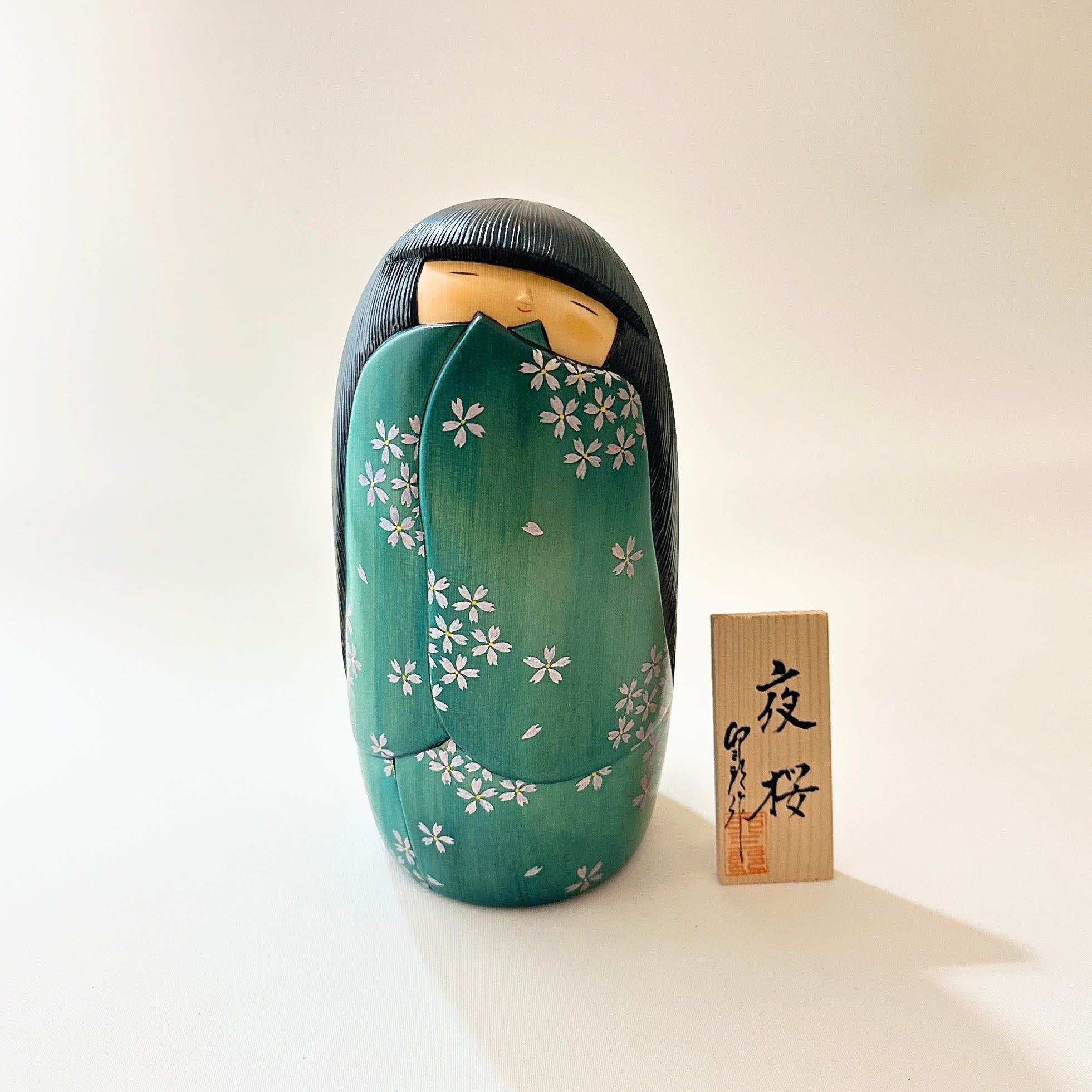 usaburo-kokeshi-yozakura-cerisiers-de-nuit-figurine-hana-monogatari-21-cm-dition image 1