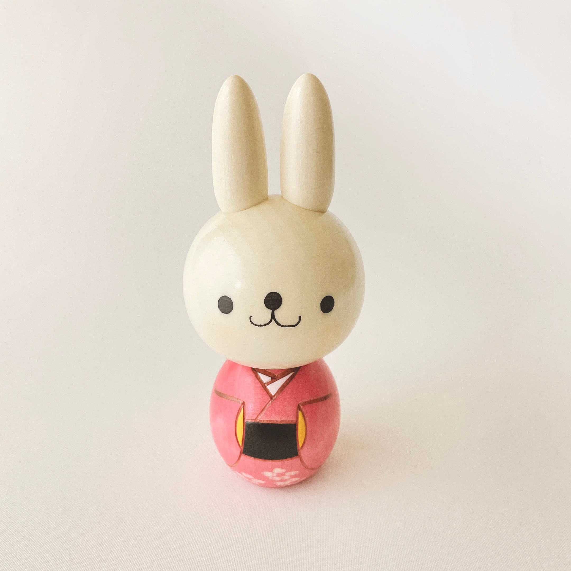 usaburo-kokeshi-usa-chan-lapin-rose-figurine-artisanale-13-cm image 1