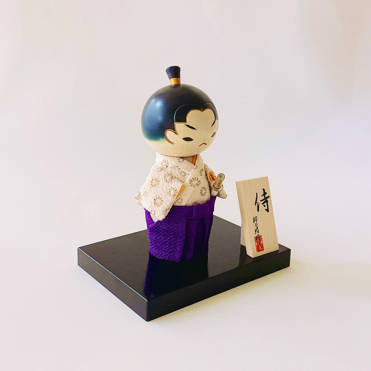 usaburo-kokeshi-samurai-blanc-chirimen-figurine-145-mm-socle image 3