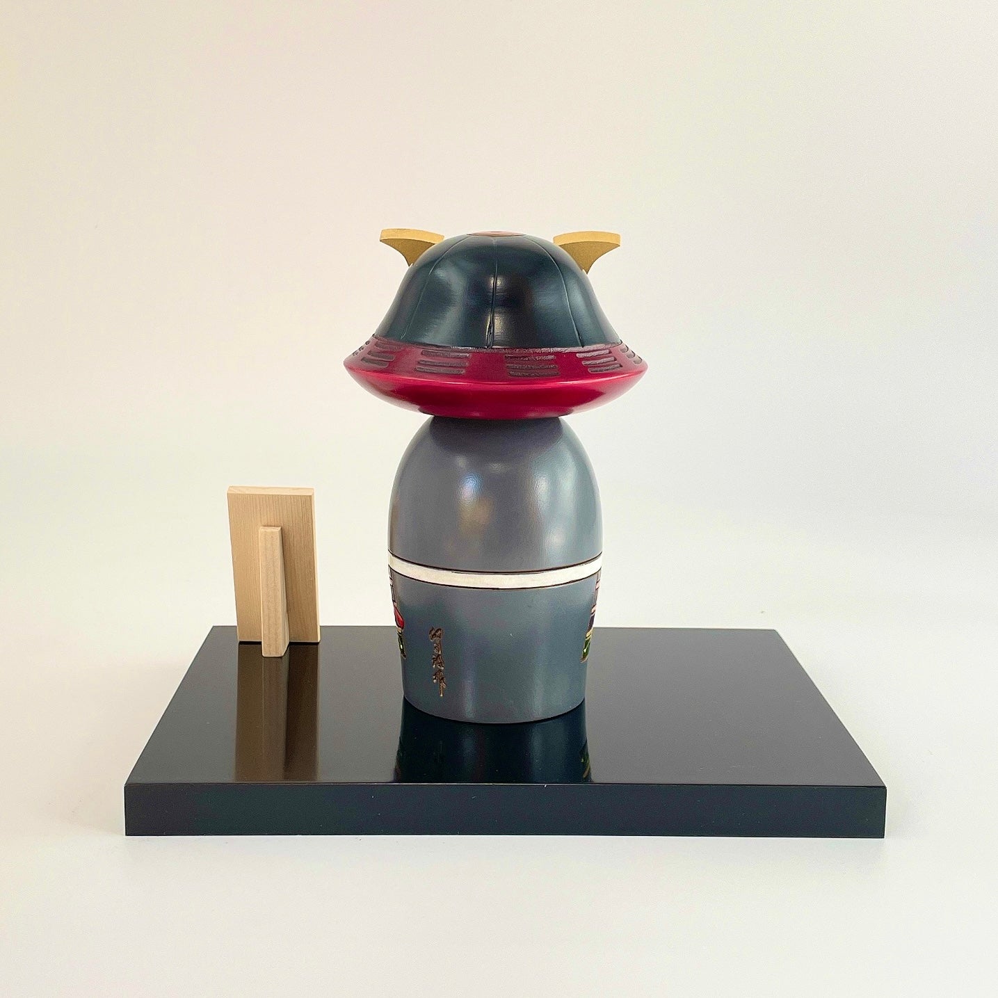 usaburo-kokeshi-waka-musha-jeune-samoura-feu-de-camp-set-artisanal-15-cm image 3