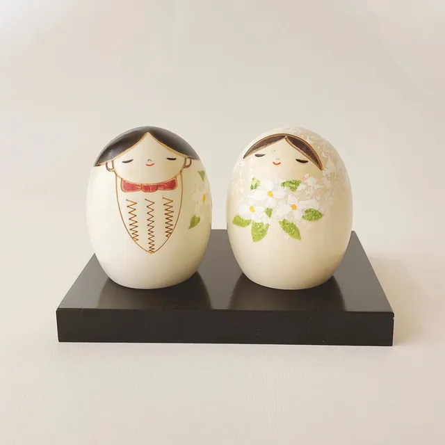 usaburo-kokeshi-shiawase-wedding-duo-figurines-mariage-7-cm-socle image 1