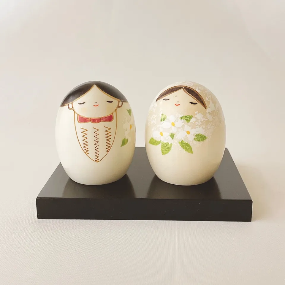 usaburo-kokeshi-shiawase-wedding-duo-figurines-mariage-7-cm-socle image 1