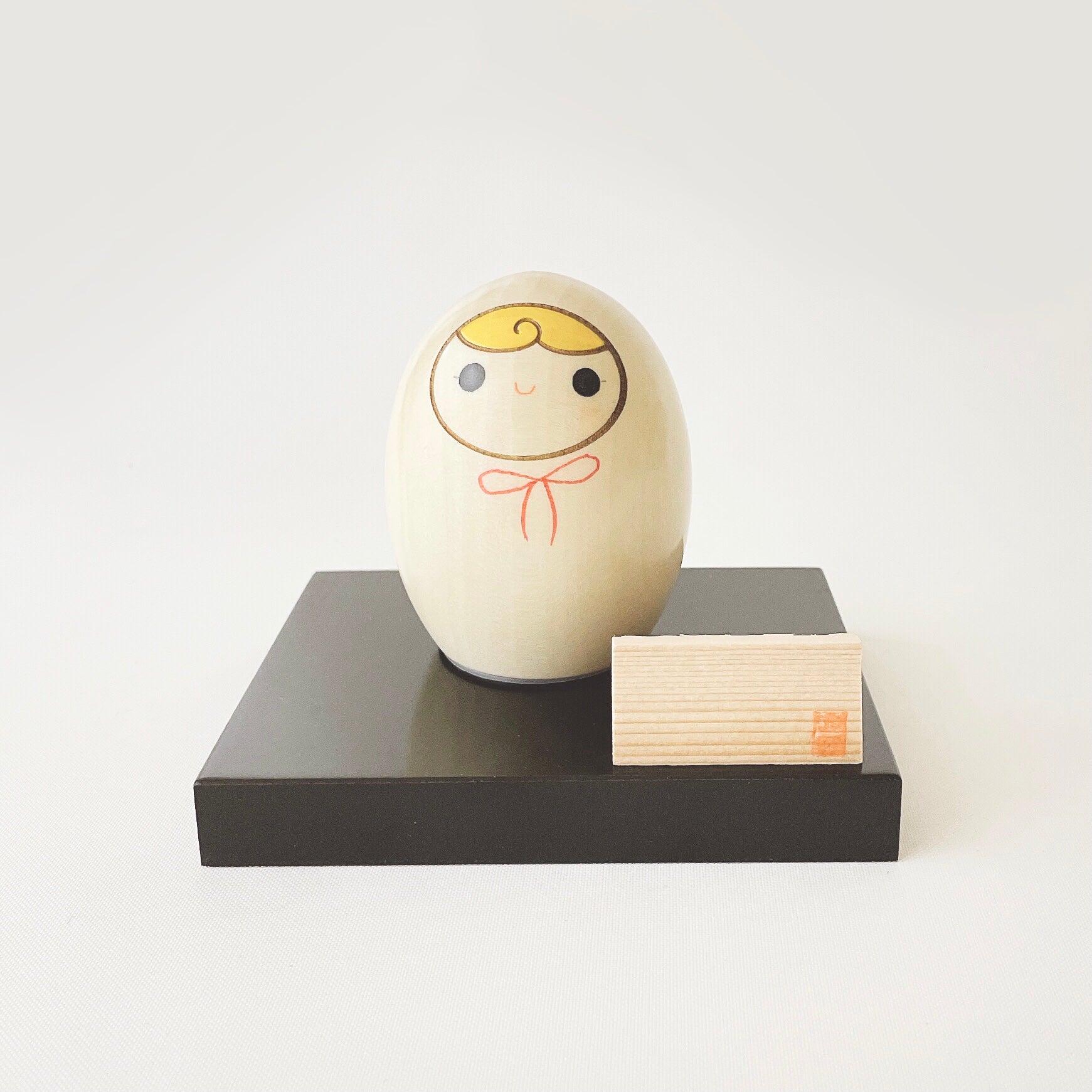 usaburo-kokeshi-heso-no-oire-ruban-rouge-bo-te-cordon-7-cm image 7