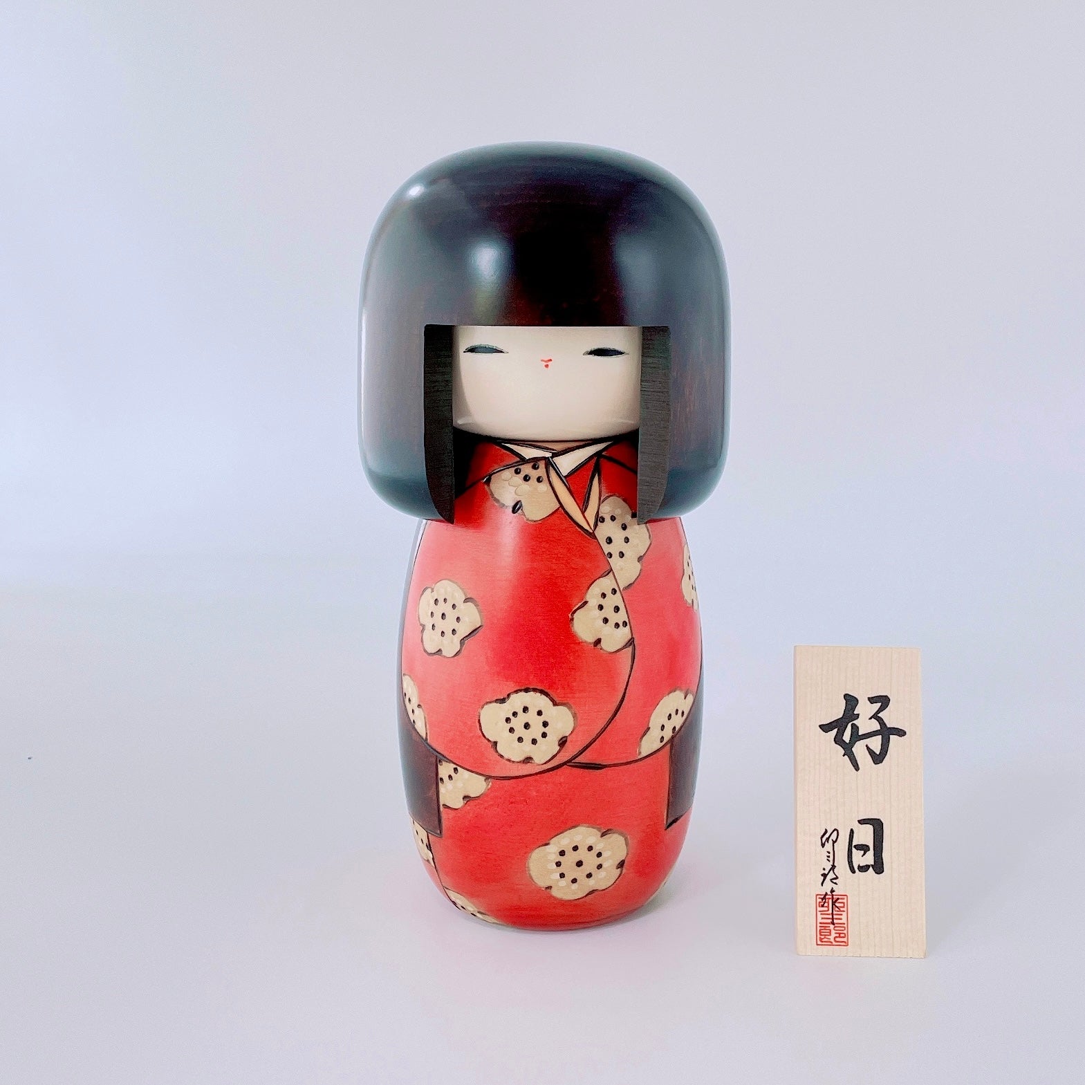 usaburo-kokeshi-k-jitsu-red-l-poup-e-kokeshi-artisanale-24-cm image 1