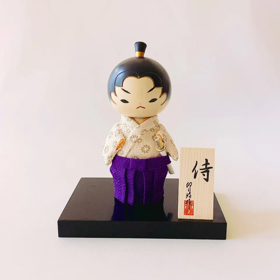 usaburo-kokeshi-samurai-blanc-chirimen-figurine-145-mm-socle image 1