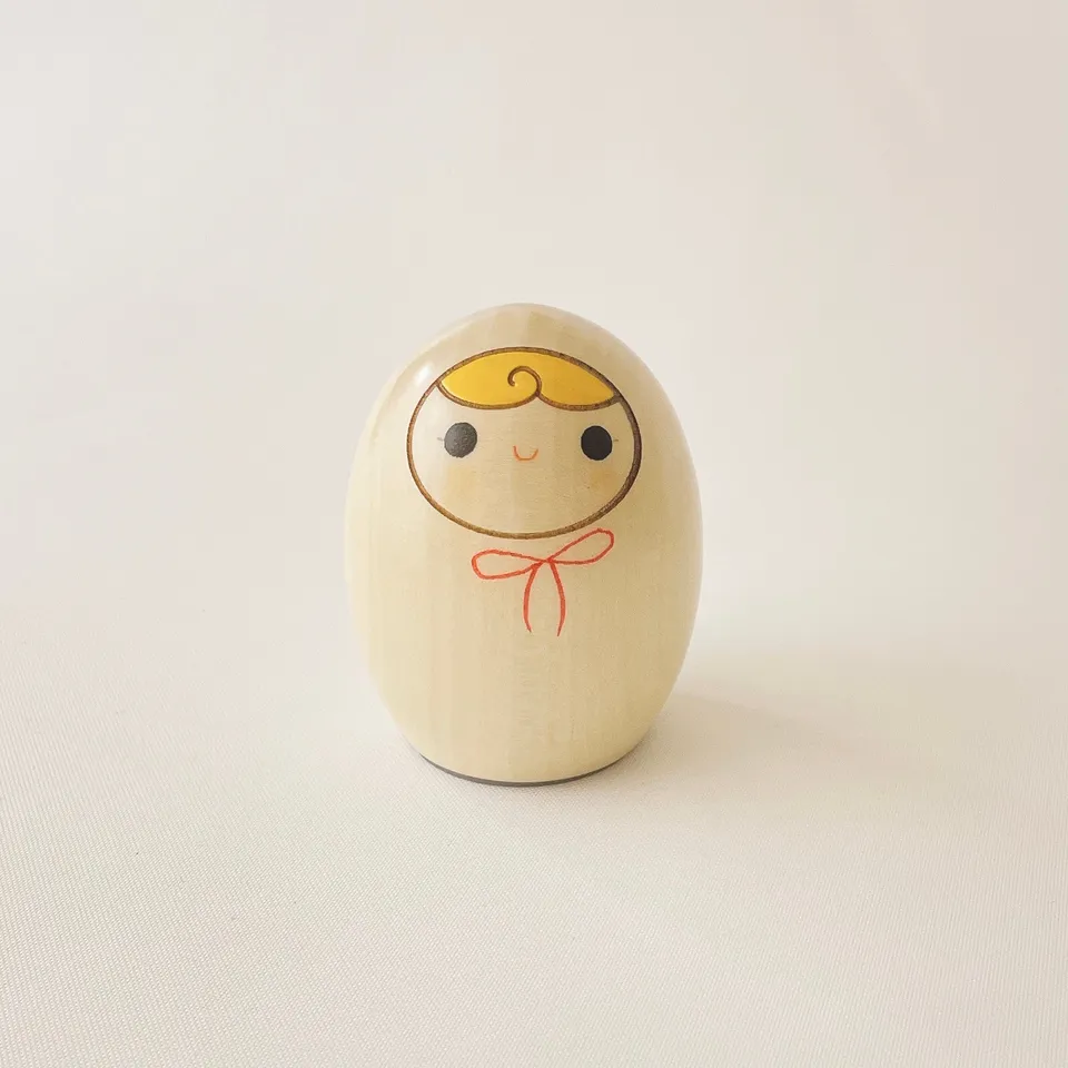 usaburo-kokeshi-heso-no-oire-ruban-rouge-bo-te-cordon-7-cm image 1