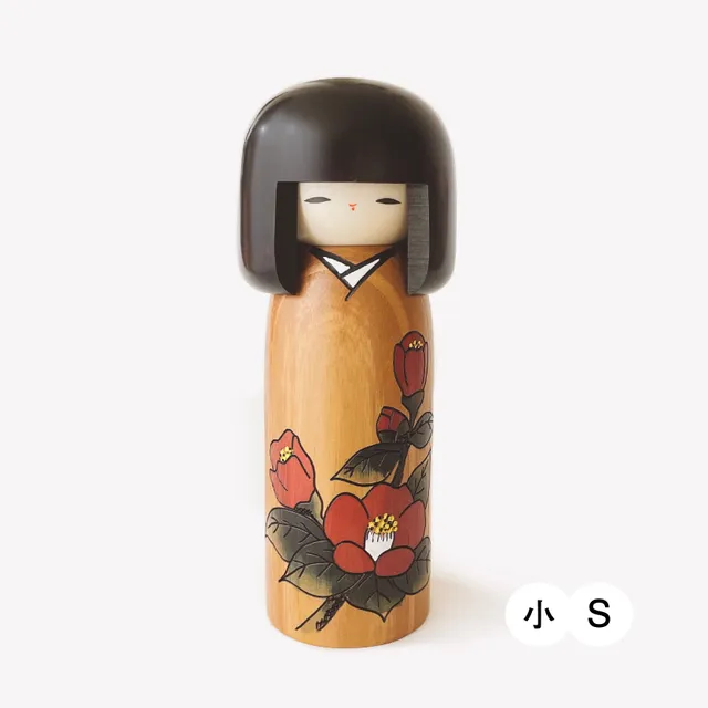 usaburo-kokeshi-tsubaki-goyomi-when-camellia-blooms-figurine-kokeshi-artisanale- image 1