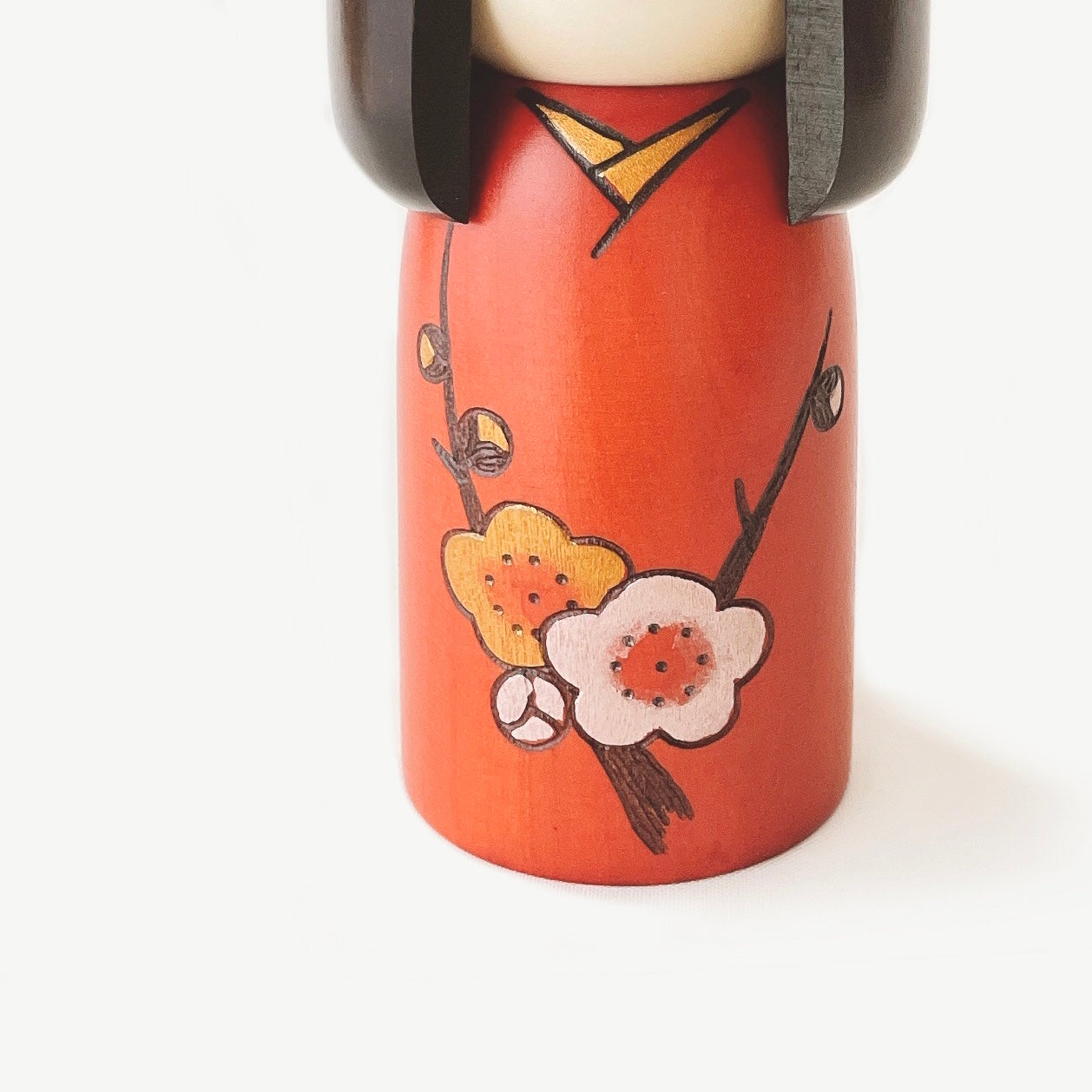 usaburo-kokeshi-hana-no-uta-s-figurine-po-me-floral-prunier image 3