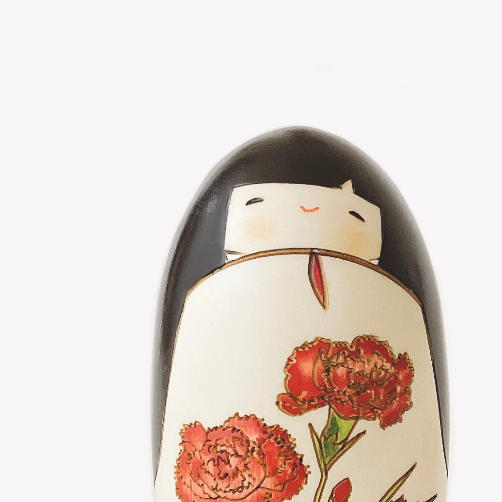 usaburo-kokeshi-haha-no-hi-ni-f-te-des-m-res-coffret-kokeshi-12-5-cm-socle image 2