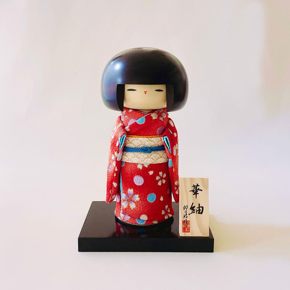usaburo-kokeshi-hana-tsumugi-red-chirimen-figurine-19-cm image 1