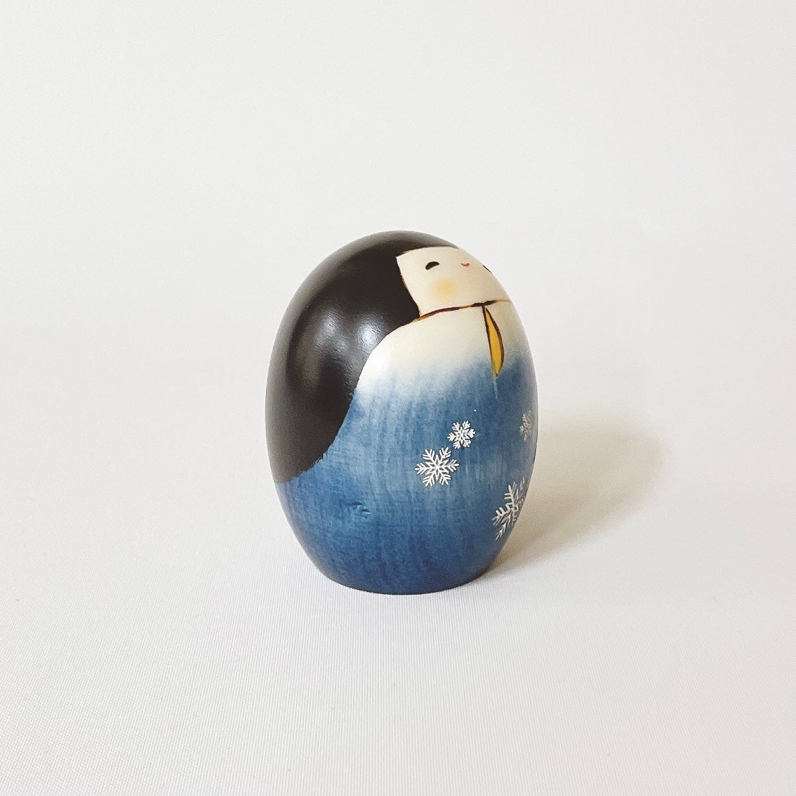 usaburo-kokeshi-yuki-no-sei-s-blue-figurine-miniature-artisanale-70-mm image 4