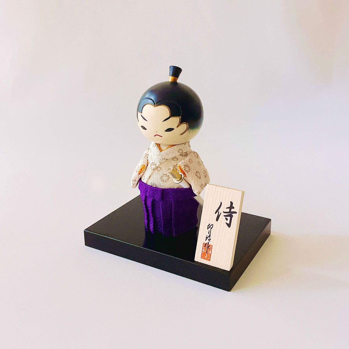 usaburo-kokeshi-samurai-blanc-chirimen-figurine-145-mm-socle image 2