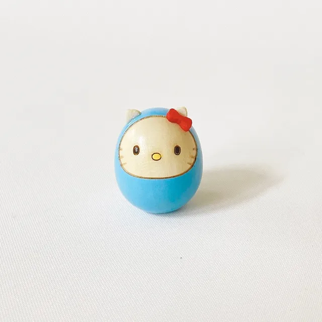 usaburo-kokeshi-hello-kitty-mame-daruma-bleu-clair-mini-figurine-3-5-cm image 1