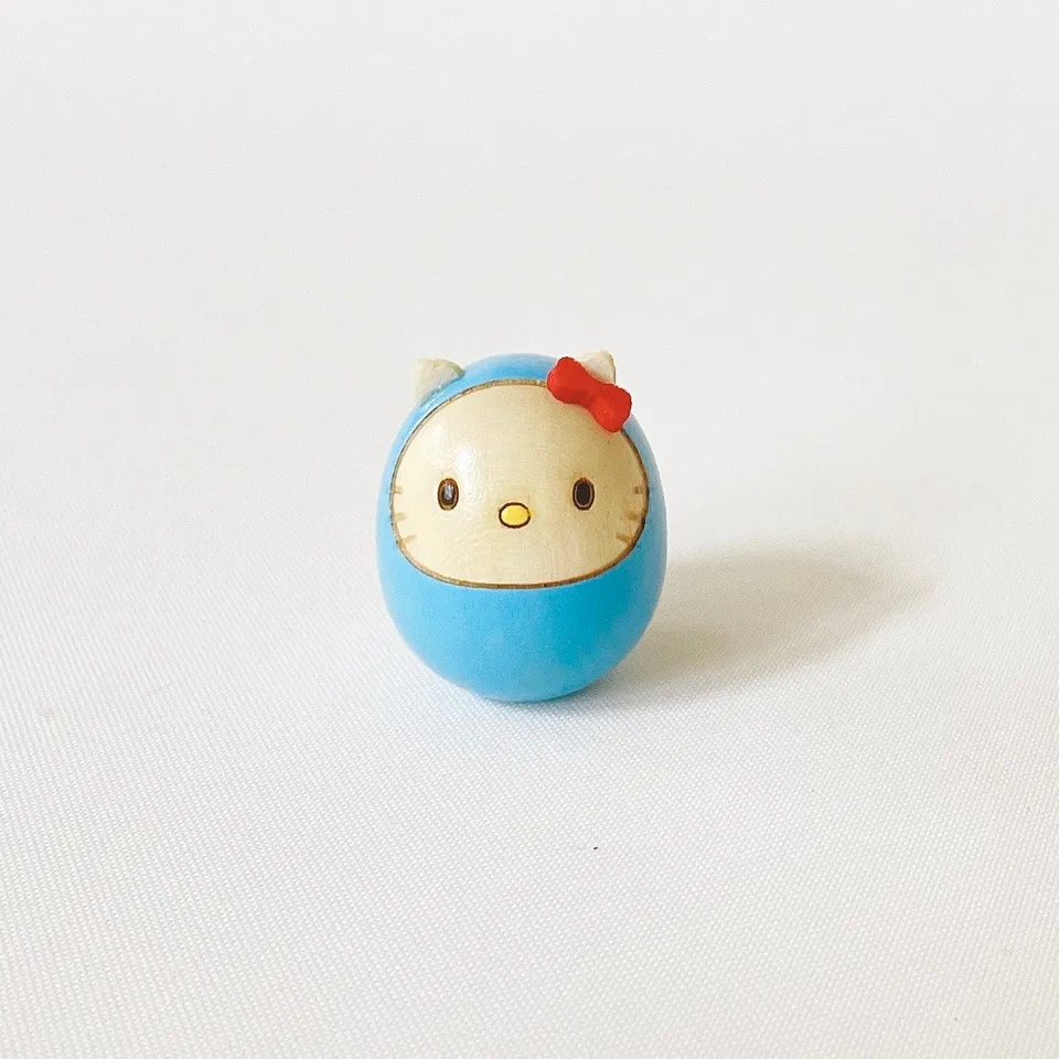 usaburo-kokeshi-hello-kitty-mame-daruma-bleu-clair-mini-figurine-3-5-cm image 1