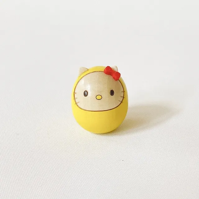 usaburo-kokeshi-hello-kitty-mame-daruma-jaune image 1