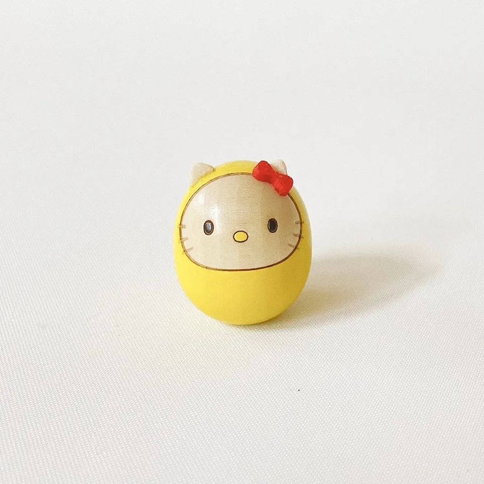usaburo-kokeshi-hello-kitty-mame-daruma-jaune image 1