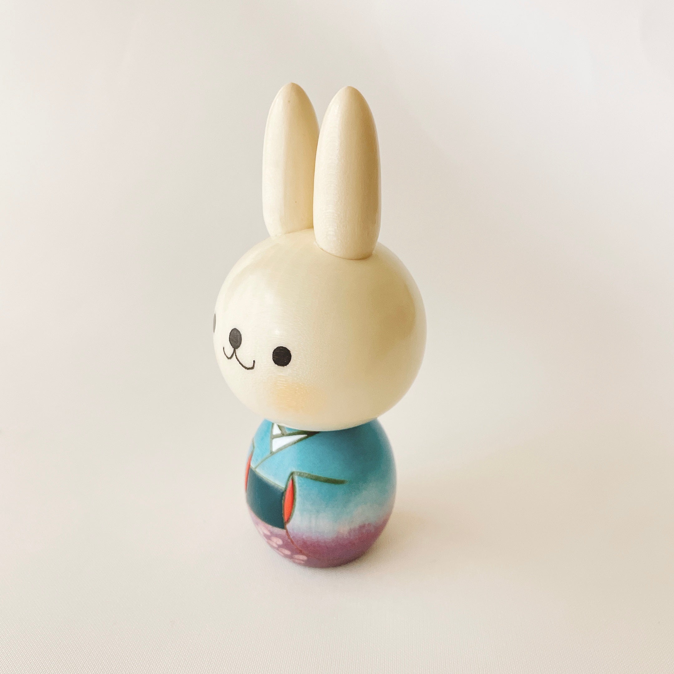 usaburo-kokeshi-usa-chan-lapin-bleu-figurine-artisanale image 2