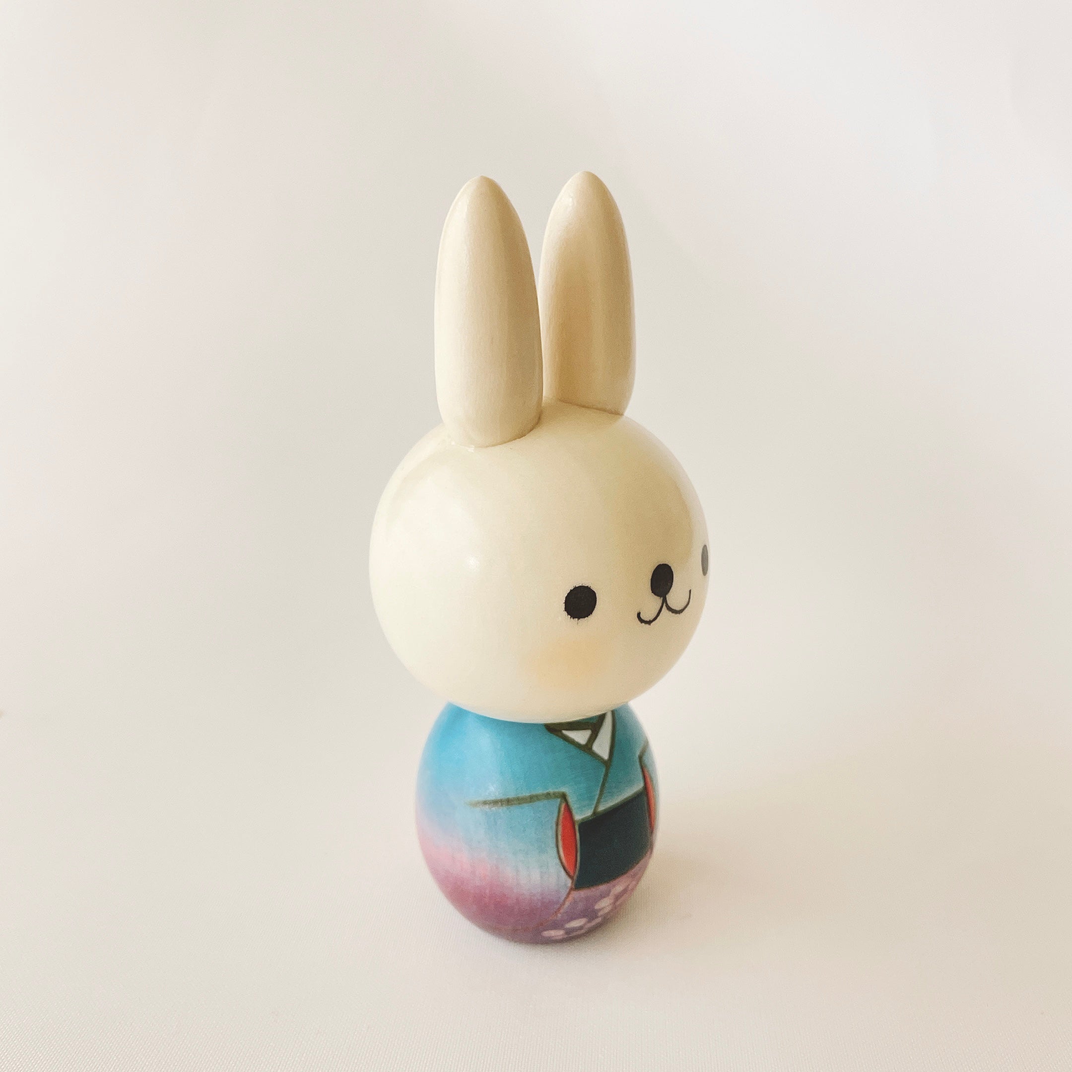 usaburo-kokeshi-usa-chan-lapin-bleu-figurine-artisanale image 4