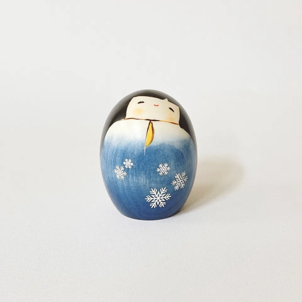 usaburo-kokeshi-yuki-no-sei-s-blue-figurine-miniature-artisanale-70-mm image 1