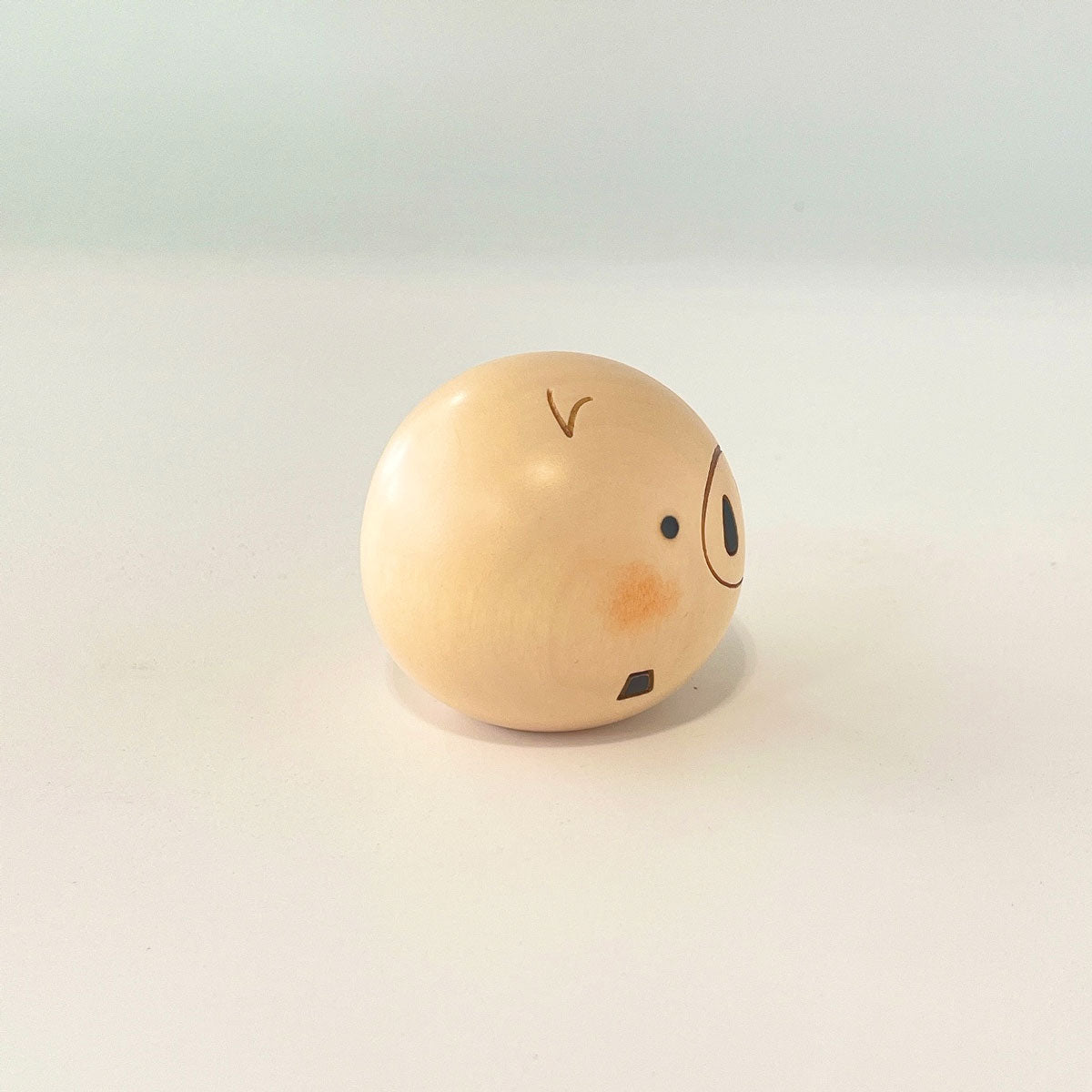 usaburo-kokeshi-yurakoro-pig-figurine-miniature-roulante-cochon-en-bois image 3