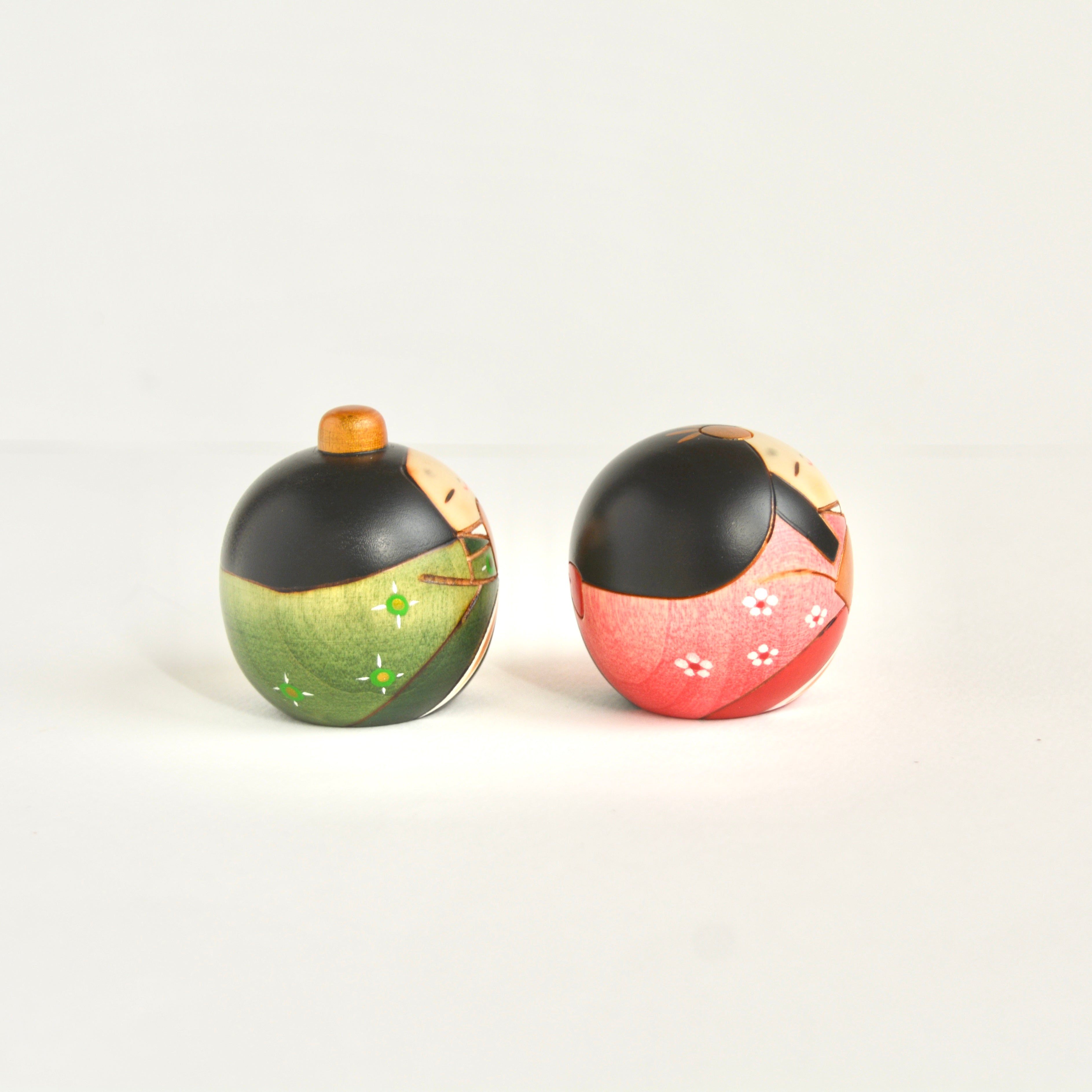 usaburo-kokeshi-tsubura-hina-set-duo-poup-es-hina-rondes-avec-d-cor image 4