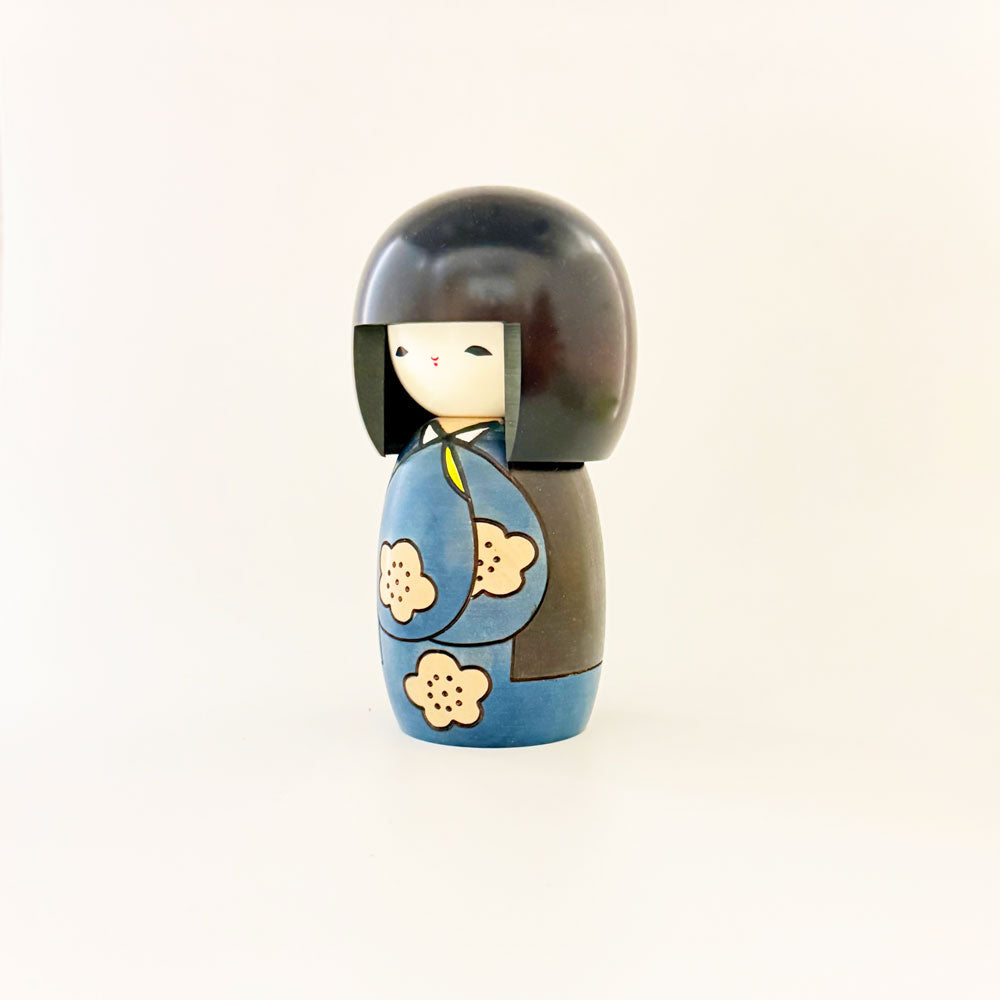 usaburo-kokeshi-k-jitsu-blue-s-kokeshi-haori-prunier-13-cm image 2