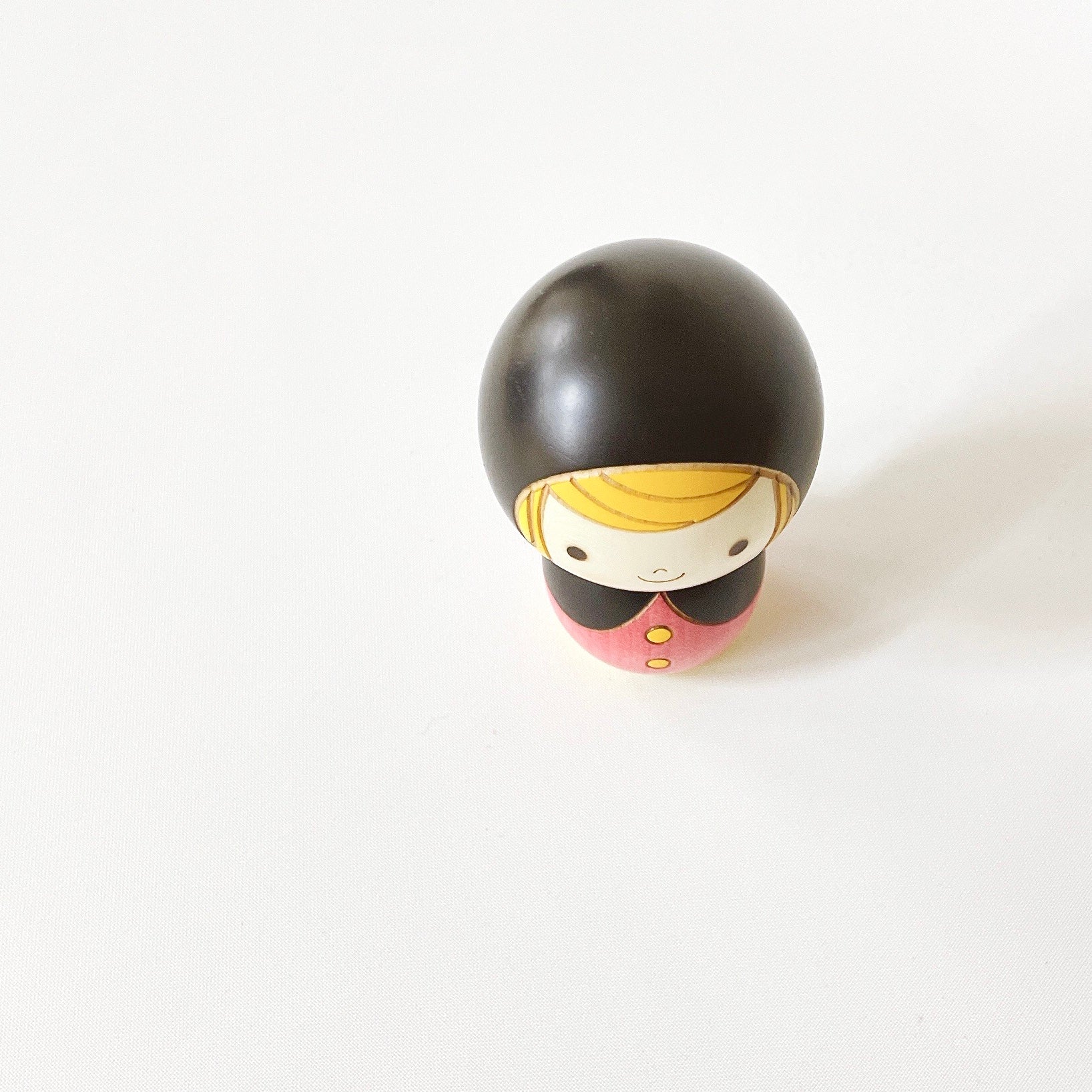 usaburo-kokeshi-zukin-chan-petit-chaperon-noir-figurine-9-5-cm-rose image 5