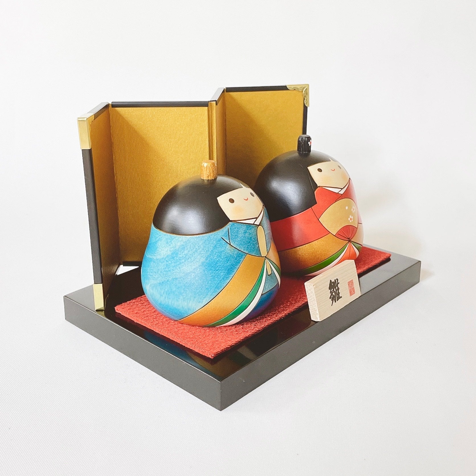 usaburo-kokeshi-warabe-hina-set-hina-2-poup-es-6-cm-avec-paravent-et-socle image 3