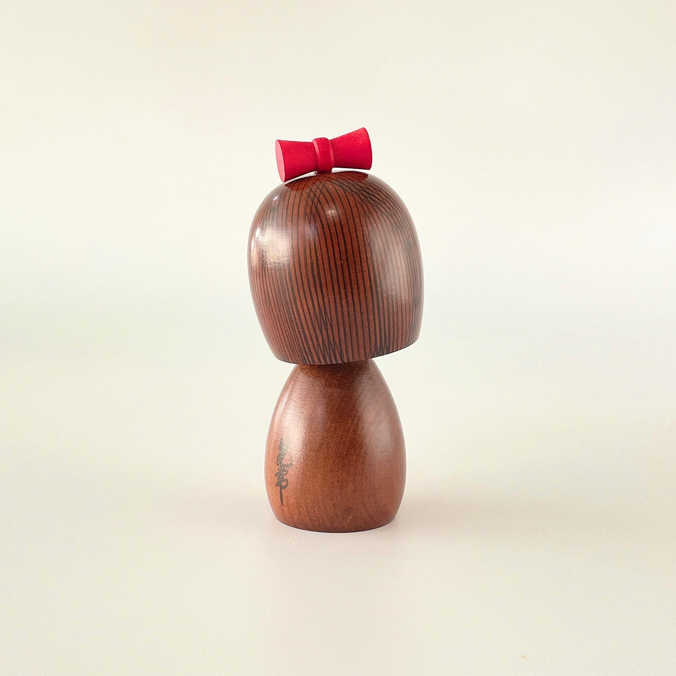 usaburo-kokeshi-kaede-chan-figurine-yura-koro-artisanale-14-cm image 3