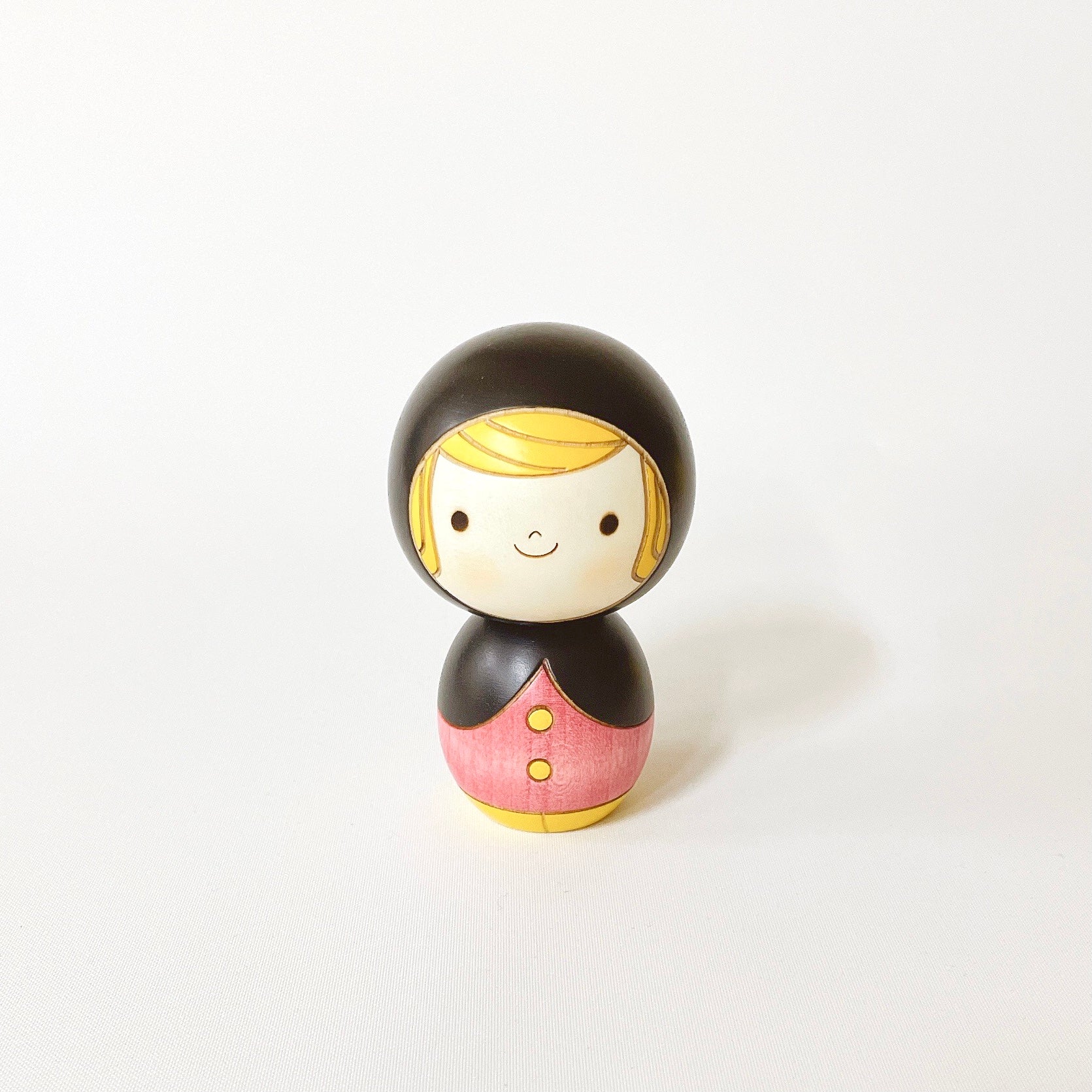 usaburo-kokeshi-zukin-chan-petit-chaperon-noir-figurine-9-5-cm-rose image 1