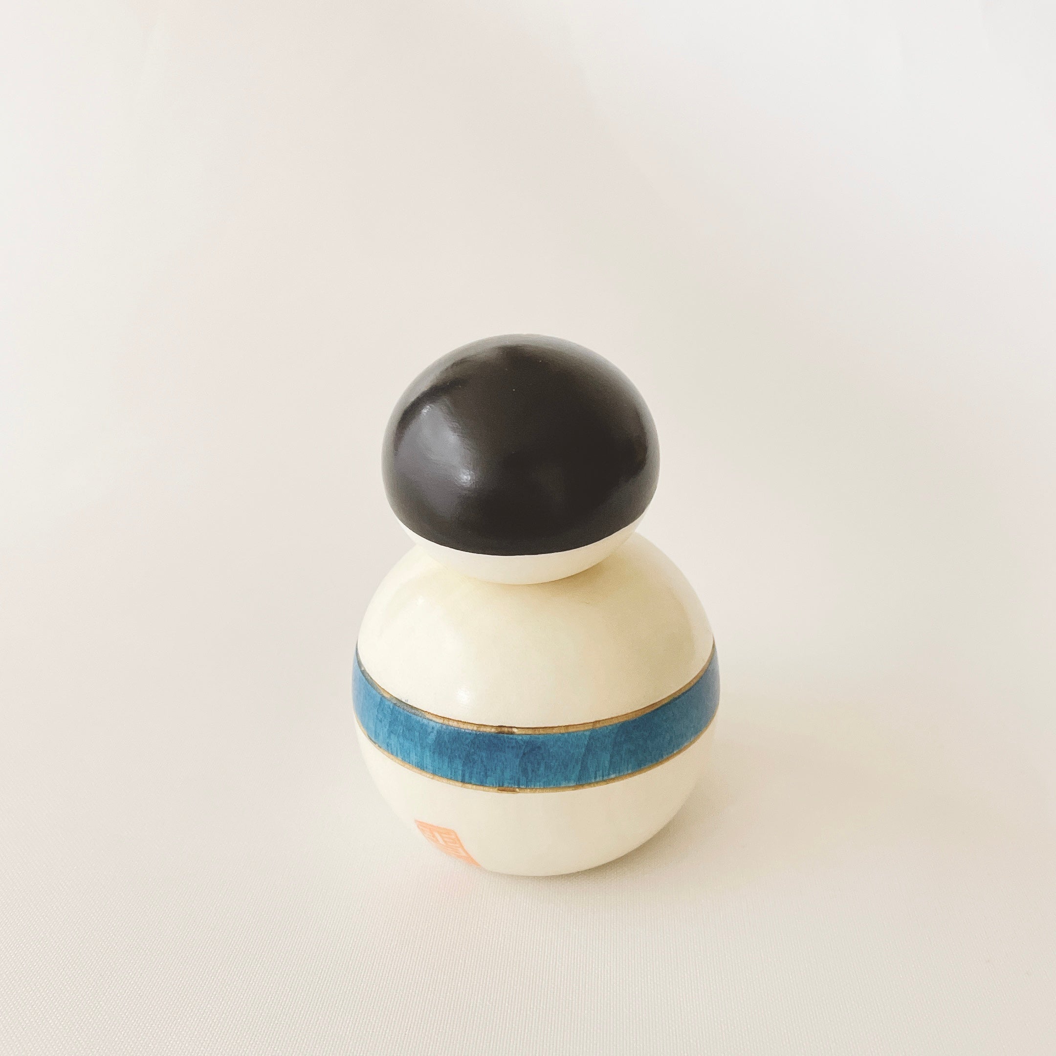 usaburo-kokeshi-osum-san-lutteur-sumo-bleu-figurine-artisanale-9-cm image 3