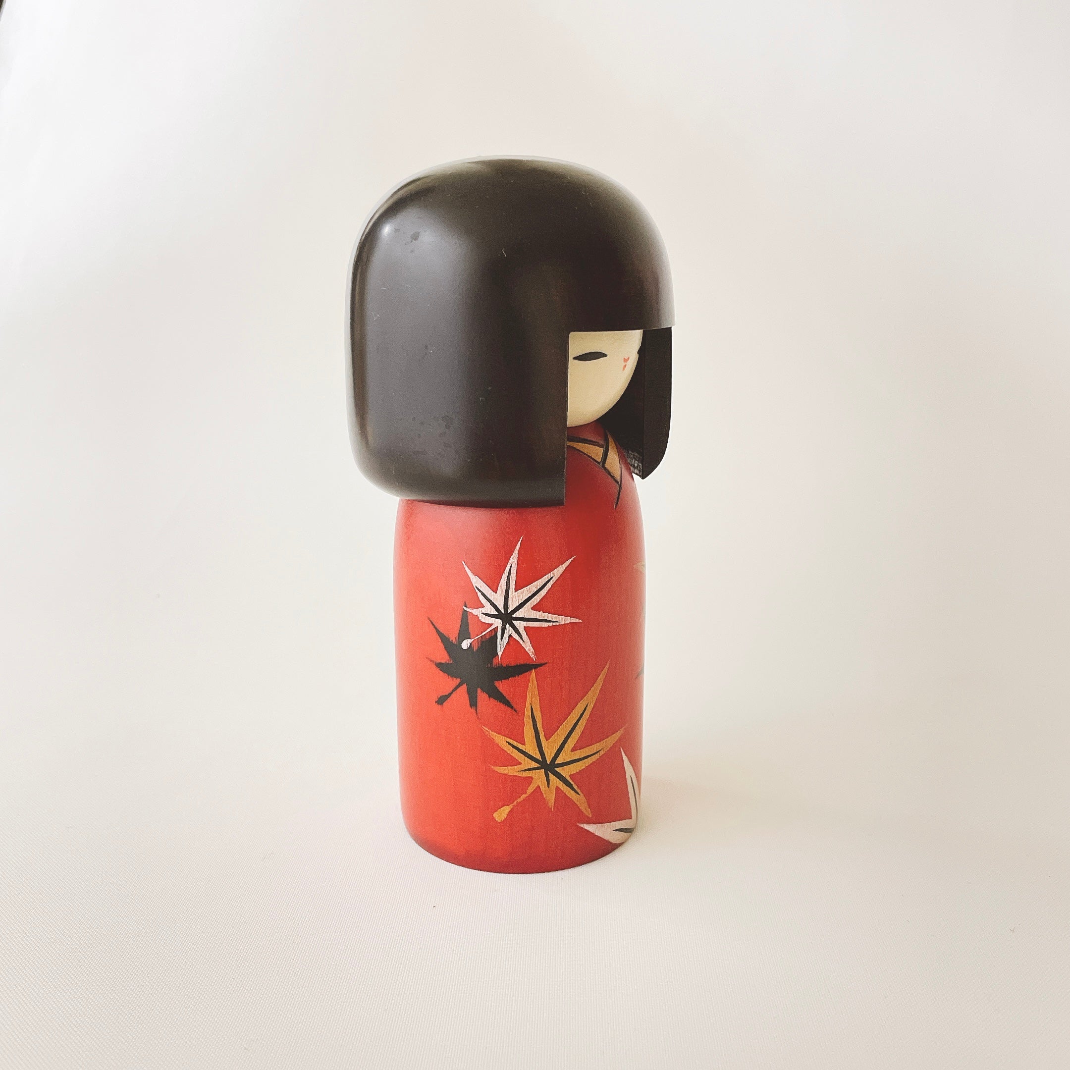 usaburo-kokeshi-kinshu-glossy-autumn-figurine-15-cm-mizuki-rouge-rable image 3