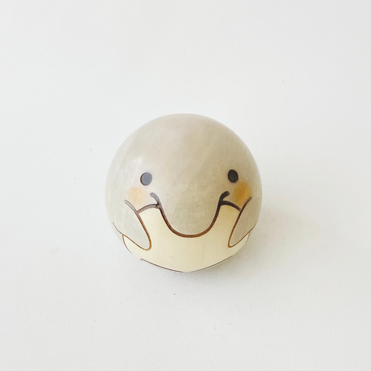usaburo-kokeshi-yurakoro-dauphin-figurine-artisanale-bascule image 4