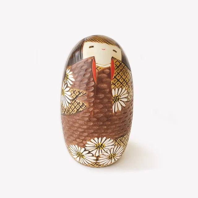 usaburo-kokeshi-hana-goromo-marron-poup-e-kokeshi-artisanale-17-cm-aux-chrysanth image 1