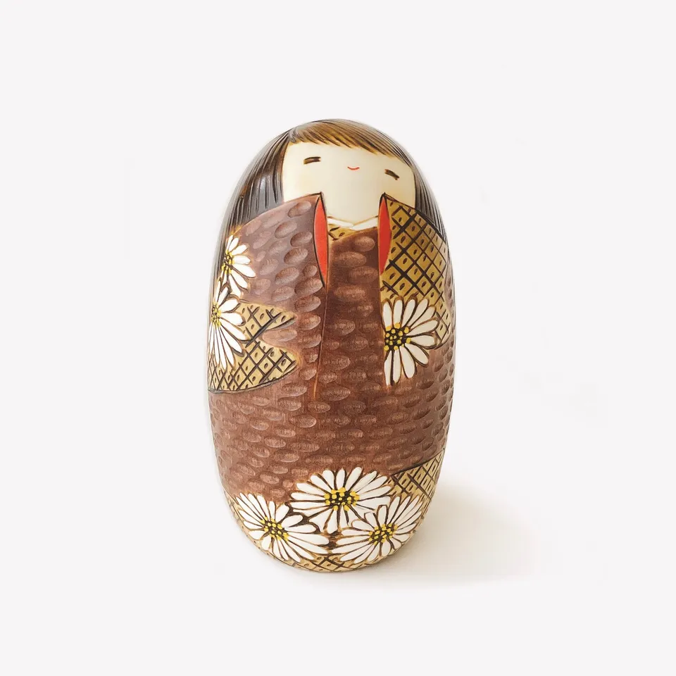 usaburo-kokeshi-hana-goromo-marron-poup-e-kokeshi-artisanale-17-cm-aux-chrysanth image 1