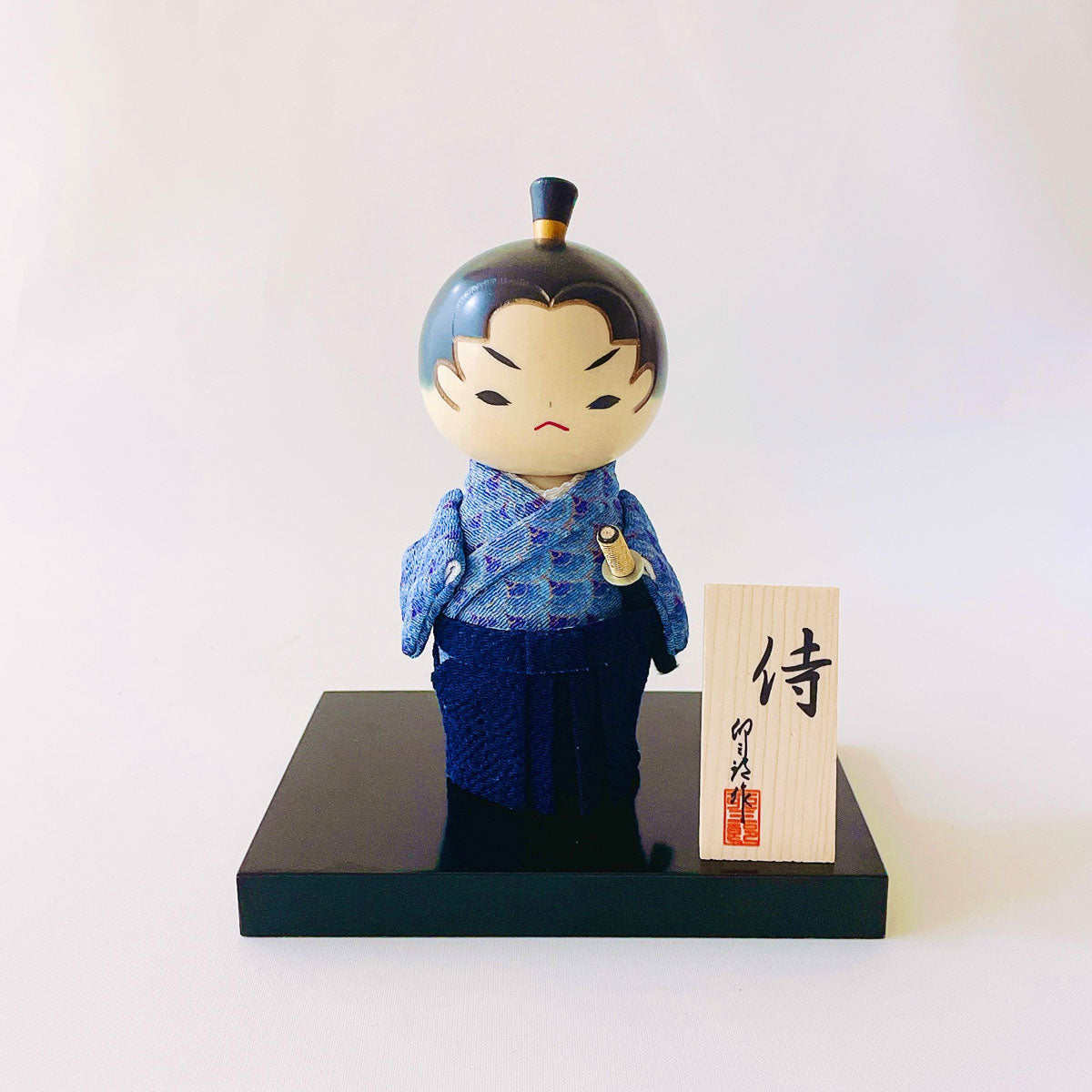 usaburo-kokeshi-samurai-nami-waves-chirimen-figurine-artisanale-yura-koro image 1