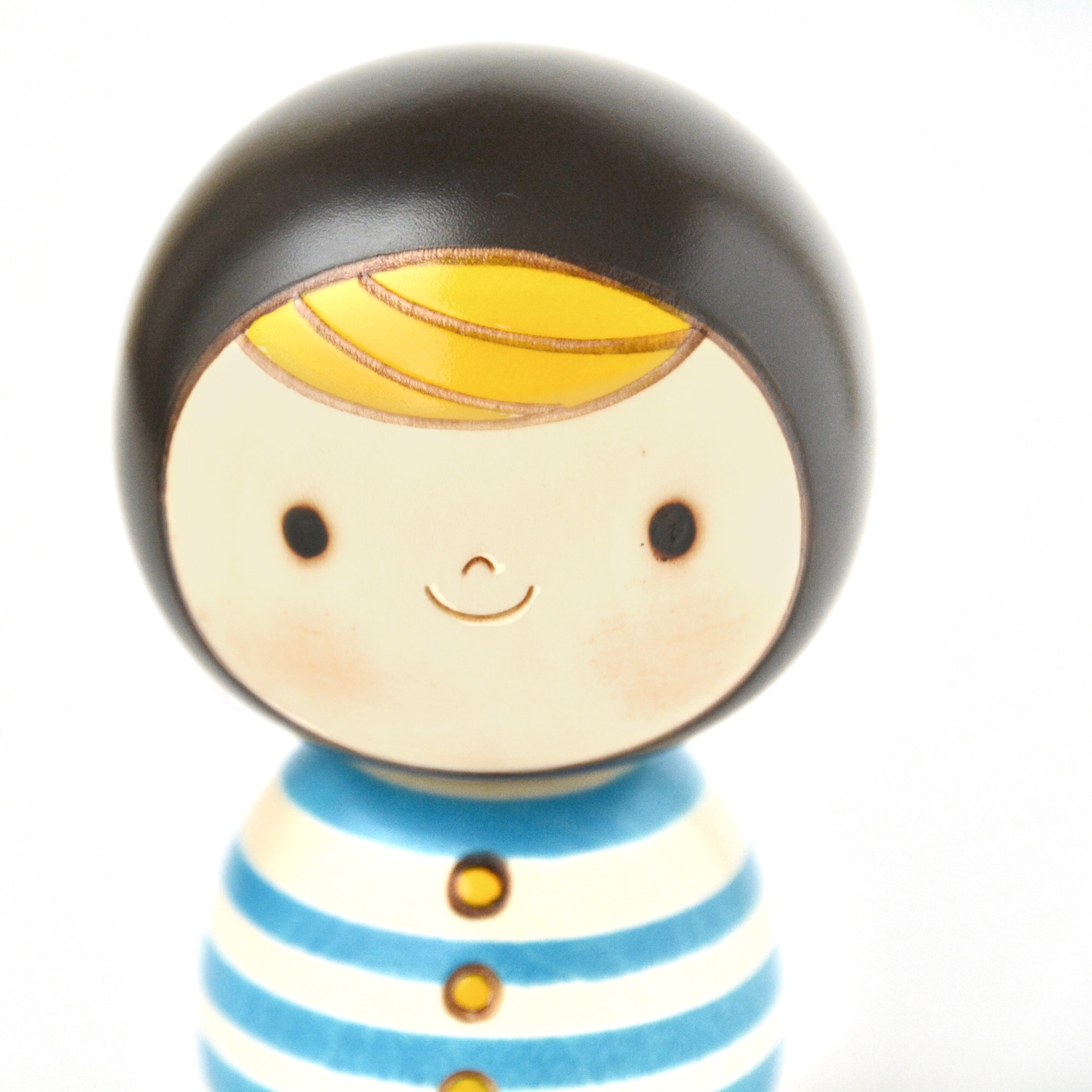 usaburo-kokeshi-zukin-kun-gar-on-figurine-petit-chaperon image 4