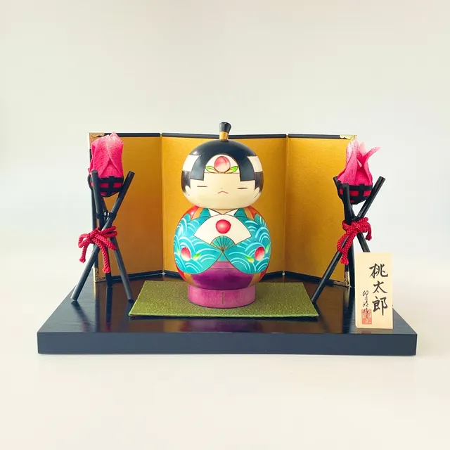 usaburo-kokeshi-momotaro-l-set-bonfire-figurine-artisanale-avec-d-cor-complet image 1