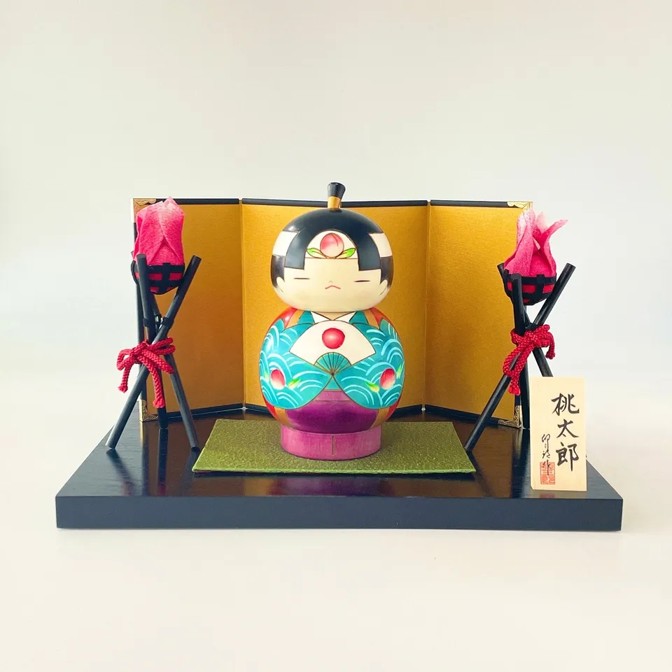 usaburo-kokeshi-momotaro-l-set-bonfire-figurine-artisanale-avec-d-cor-complet image 1