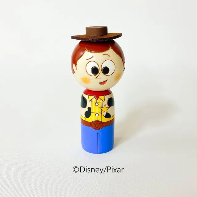 usaburo-kokeshi-toy-story-woody-figurine-artisanale-11-5-cm image 1