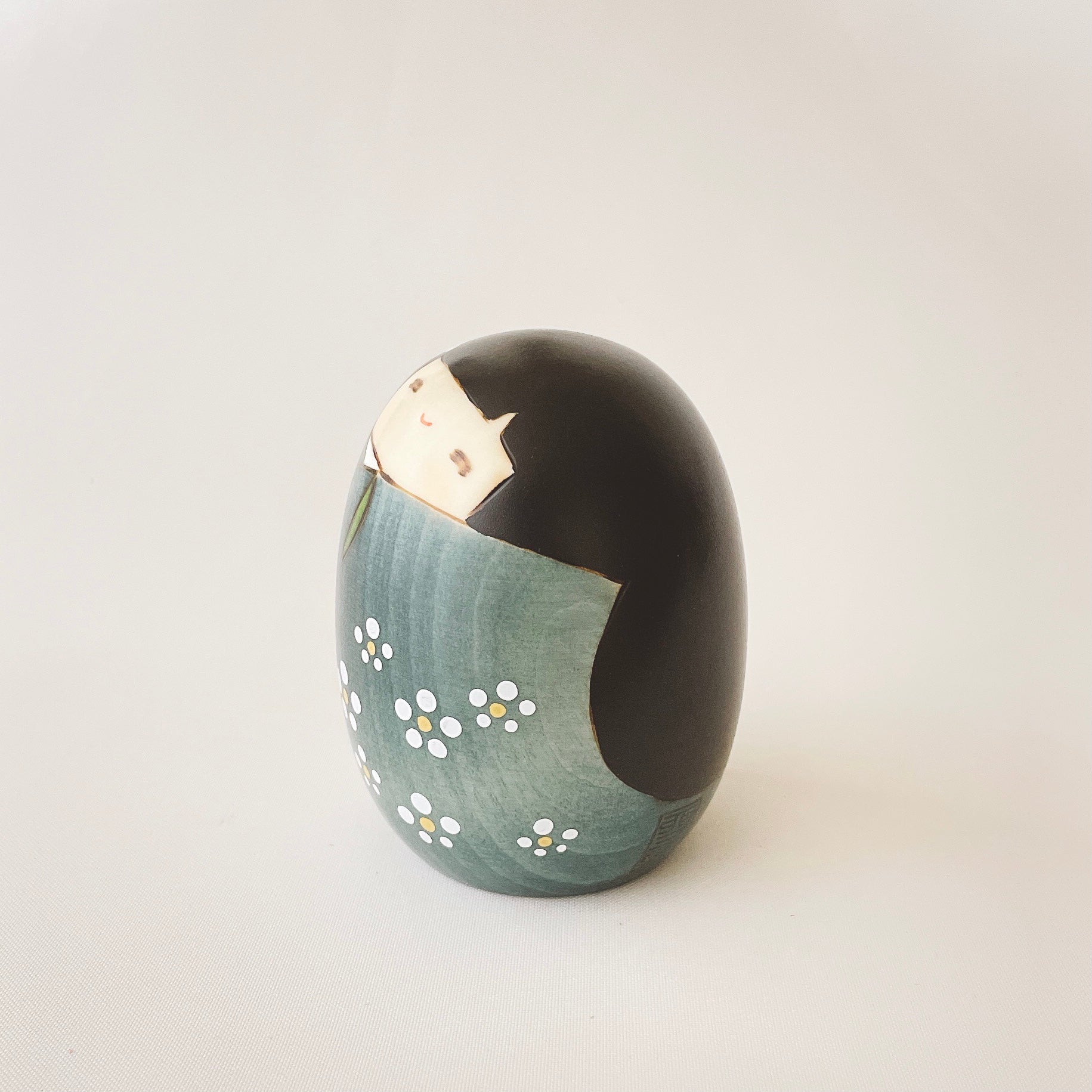 usaburo-kokeshi-shiawase-l-verte-figurine-bonheur-prune image 2