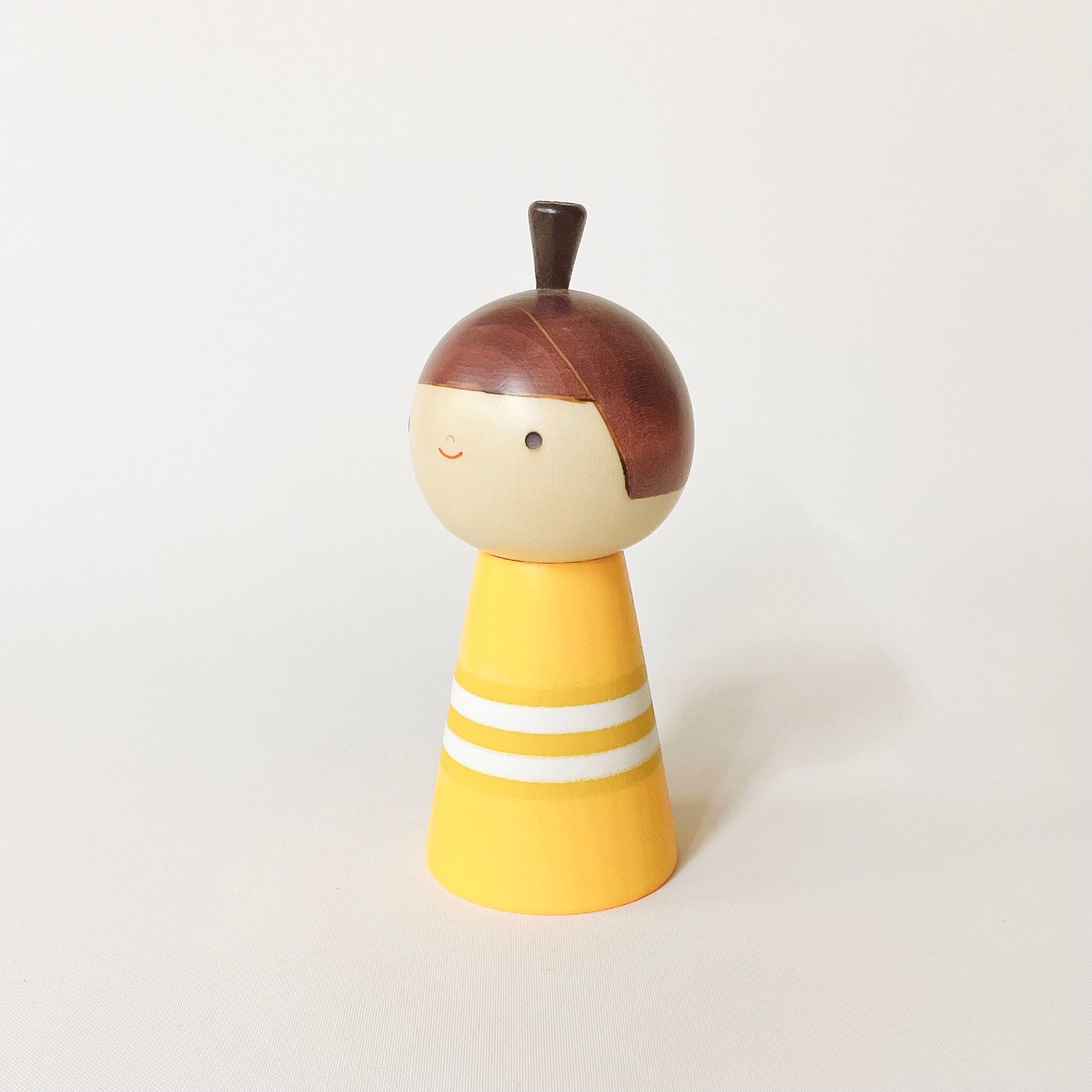 usaburo-kokeshi-nene-older-sister-poup-e-artisanale-13-5-cm-jaune image 2