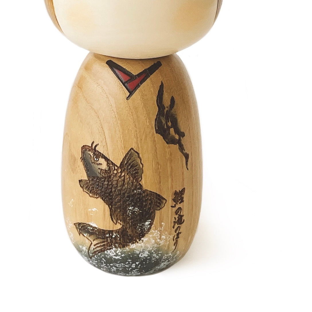 usaburo-kokeshi-koi-no-takinobori-carpe-figurine-artisanale-21-cm image 3