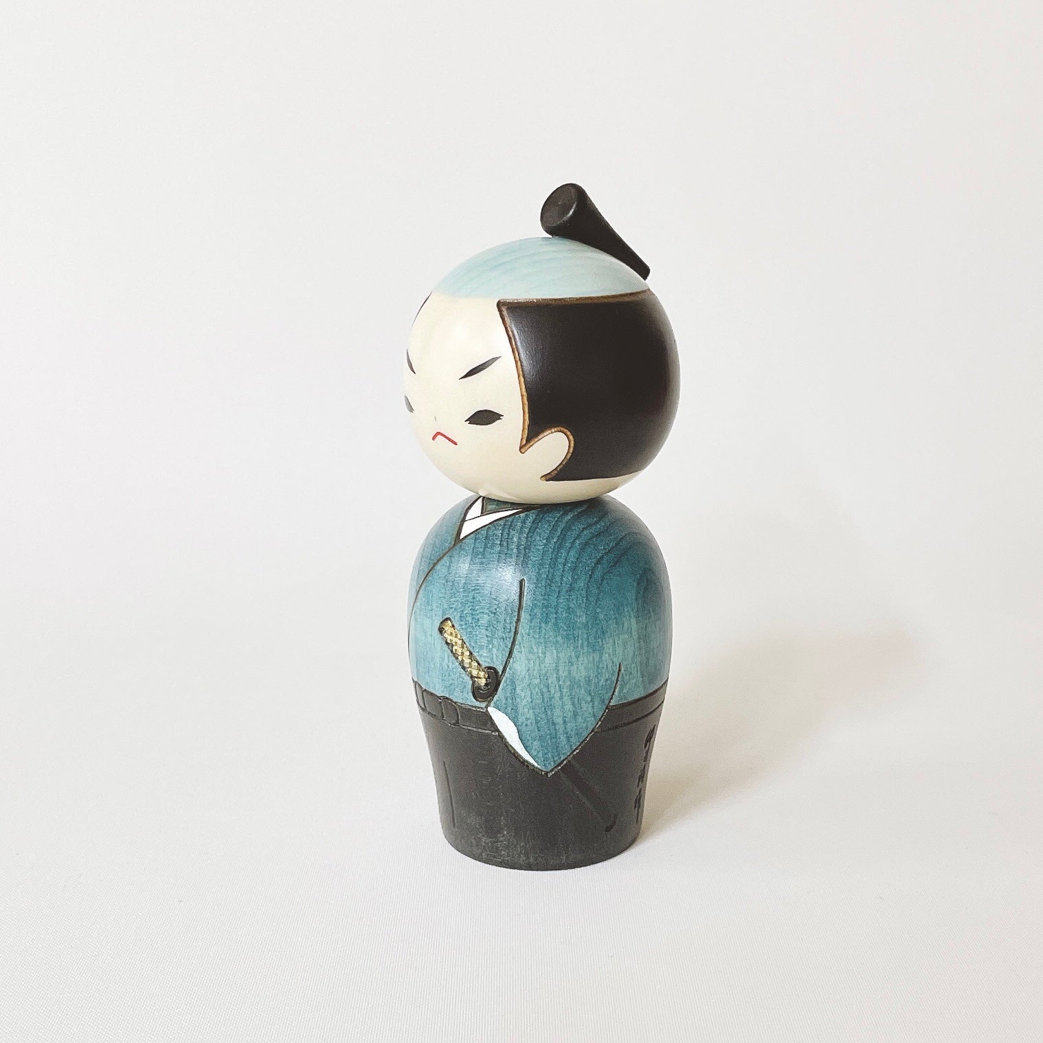 usaburo-kokeshi-samurai-poup-e-kokeshi-guerrier-bleu-14-5-cm image 2
