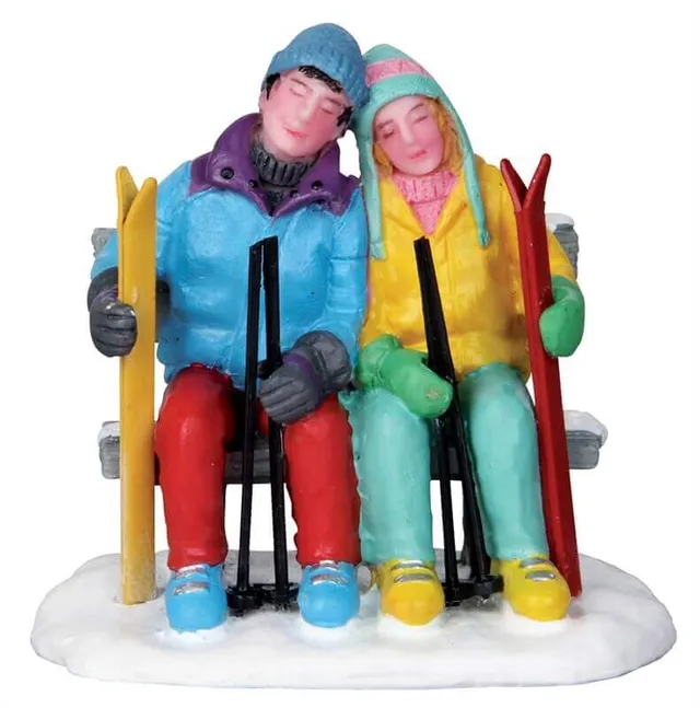 lemax-tired-skiers-figurine-miniature-skieurs image 1