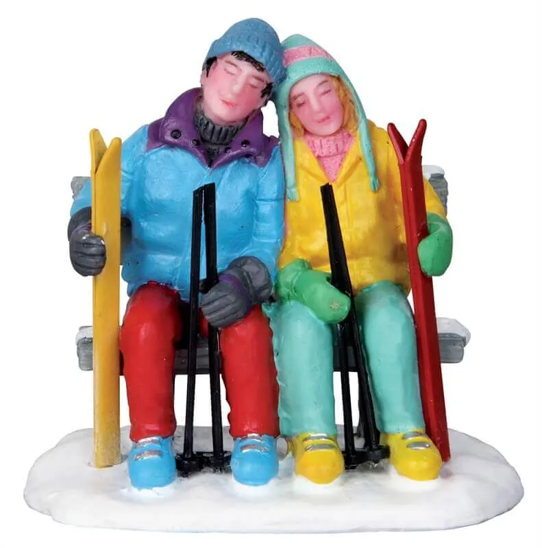 lemax-tired-skiers-figurine-miniature-skieurs image 1