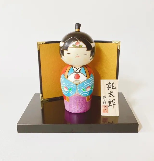 usaburo-kokeshi-momotar-s-figurine-miniature-artisanale-115-mm-avec-display image 1